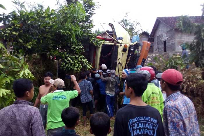 Truk Terguling di Banyuurip, Satu Tewas