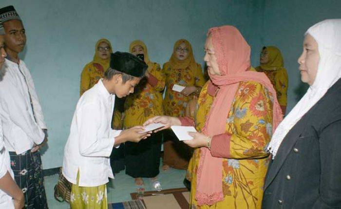 Jelang Ramadan, TP PKK Sidoarjo Santuni Yatim dan Lansia