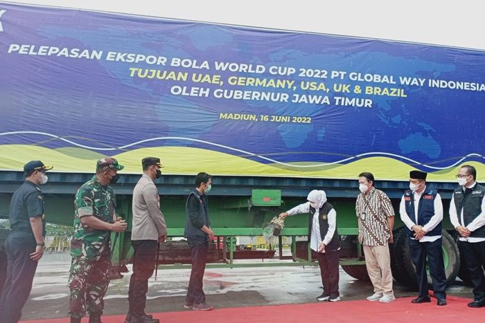 Lepas Ekspor Bola Piala Dunia 2022, Khofifah: Warga Jatim Jadi Bagian Resonansi Ekonomi Dunia