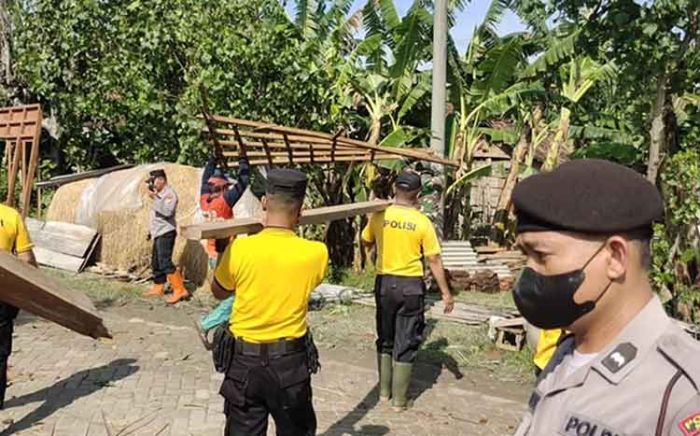 Anggota Polres Ngawi Gerak Cepat Bantu Korban Terdampak Angin Puting Beliung