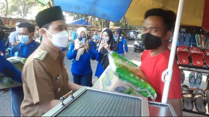 Gus Barra Bagikan Paket Sembako kepada PKL, Tukang Becak, dan Juru Parkir di GOR Mojosari