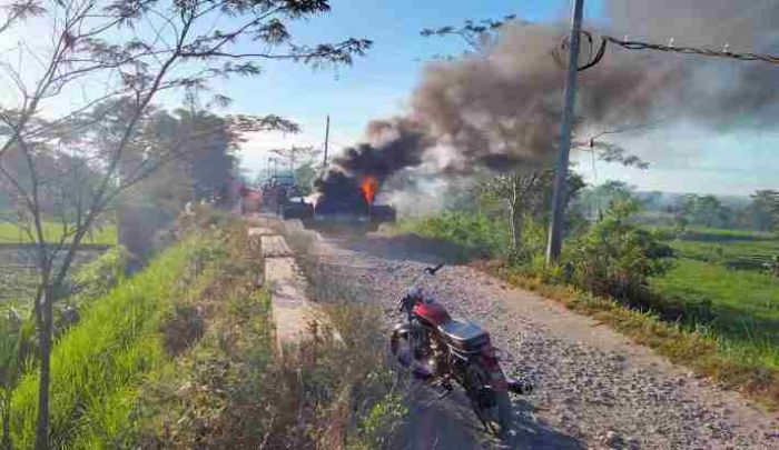 Mobil Pikap Terbakar di Gandusari Blitar, Satu Keluarga Selamat