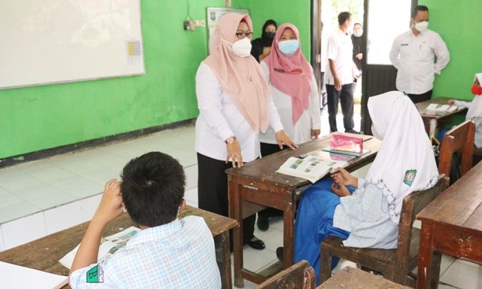 Pastikan Lancar dan Patuhi Prokes, Wabup Bu Min Sidak PTM ke Sekolah di Gresik Selatan