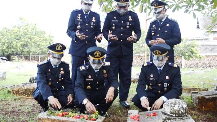 Peringati Hari Bhakti Pemasyarakatan, Petugas Lapas Tuban Ziarah ke Makam Pahlawan