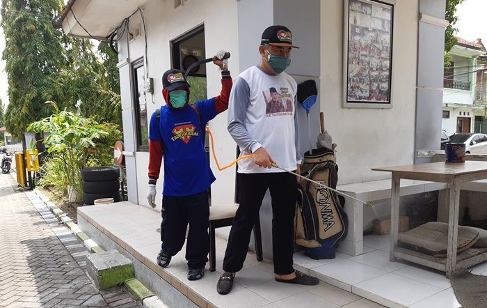 Beri Semangat Hadapi Corona, Taufiqulbar Semprotkan Disinfektan ke Rumah Warga