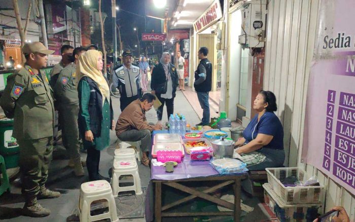 Jelang Nataru, Tim Gabungan Pemkot Kediri Sidak ke PKL Pecel Tumpang Jalan Dhoho