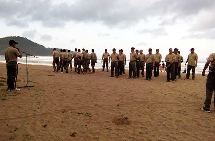 ​Jajaran Kodim 0801 Pacitan Laksanakan Kegiatan Pungut Sampah