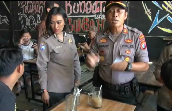 ​Polisi Razia Pelajar di Tempat Game Online dan Warkop di Waru Sidoarjo