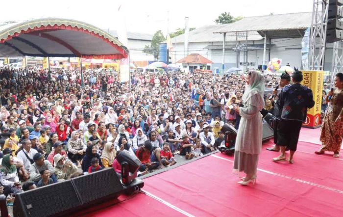 Hadiri Penutupan Larung Sembonyo, Istri Bupati Trenggalek Disambut Ribuan Warga