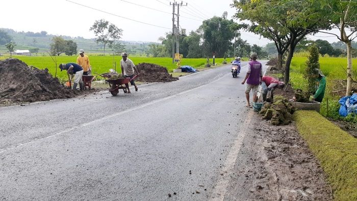 Peduli Lingkungan, Kiai Asep Dukung Penuh Penanaman 4.000 Pohon dan Bunga di Tepi Jalan