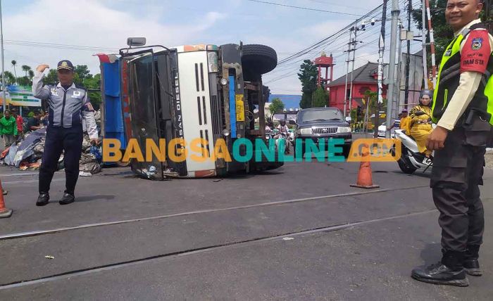 As Roda Pecah, Truk Muatan Batu Bara di Jombang Terguling