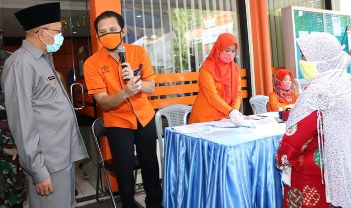 Serahkan BST dari Kemensos, Bupati Sumenep: Yang Sudah Terdaftar PKH Tak Dapat BST