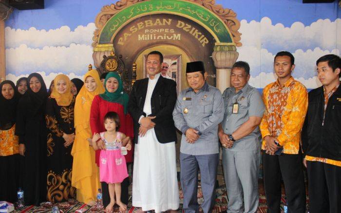 Kunjungi Sidoarjo, Khofifah Nostalgia di Pondok Pesantren