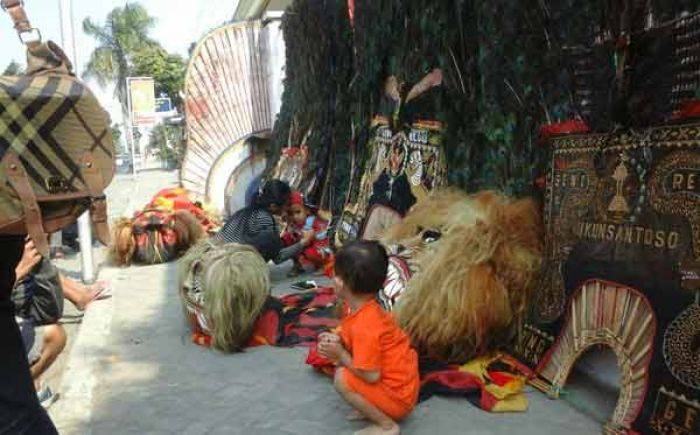 Puluhan Reog Dijemur di depan Pasar Gurah Kediri, Warga Sempatkan Foto Bareng