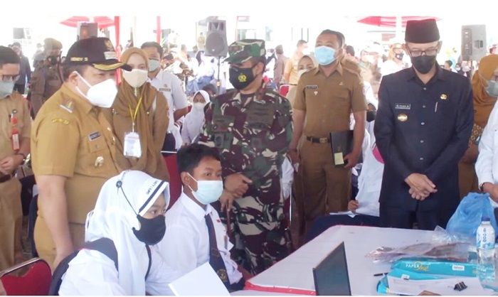 Peserta Vaksinasi di Lanud Jember Disambut dengan Attraksi Fly Past C 130