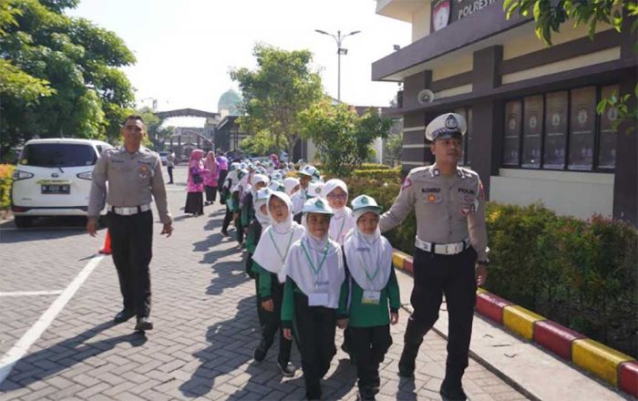 Satlantas Polresta Sidoarjo Kenalkan dan Edukasi Tertib Lalu Lintas kepada Siswa MI Bumi Sholawat