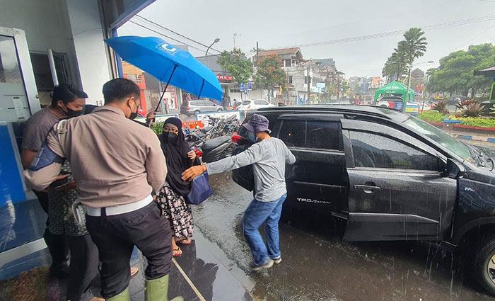 Personel Satlantas Polres Batu Pertemukan Lansia Tanpa Identitas dengan Keluarganya