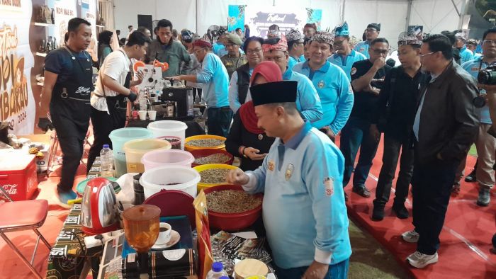 Hasilkan Produk Berkualitas, Bupati Karna Dorong Daya Saing di Festival Kopi dan Tembakau 2024