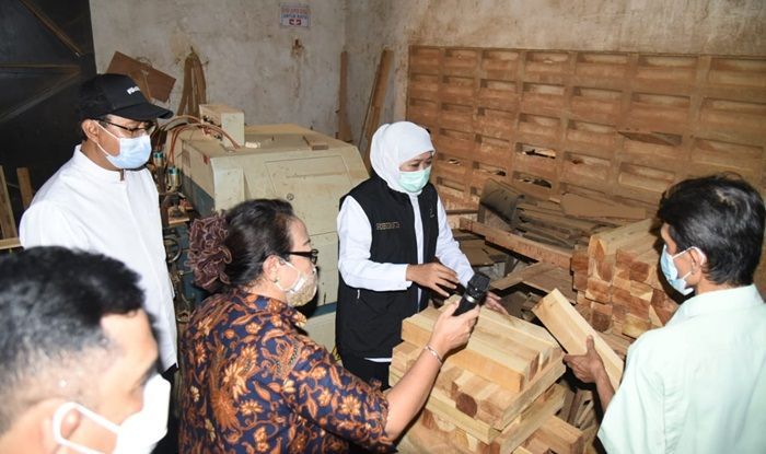 Tinjau UPT Industri Kayu dan Sentra Mebel di Pasuruan, Khofifah Gagas Pendirian Plaza Mebel