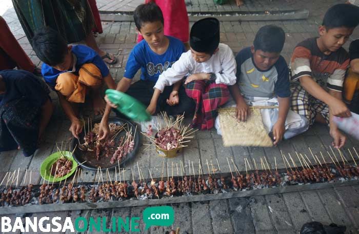 Serunya Tradisi Bakar Sate Berjamaah Santri Tebuireng