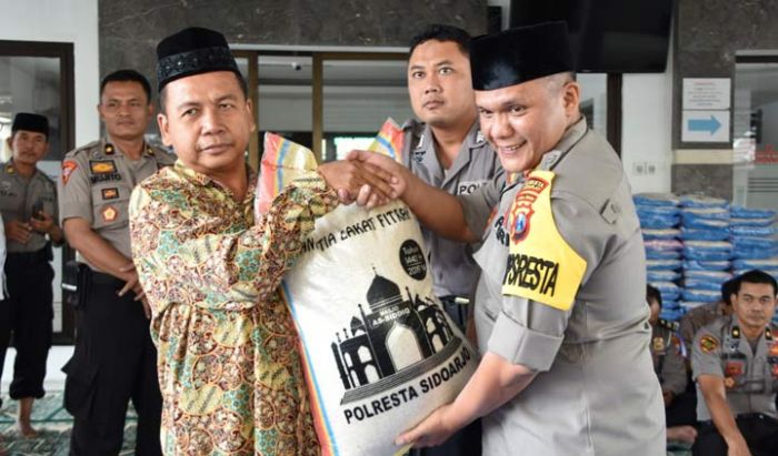 Polresta Sidoarjo Bagikan Zakat Fitrah Sebanyak 4 Ton 300 Kilogram Beras