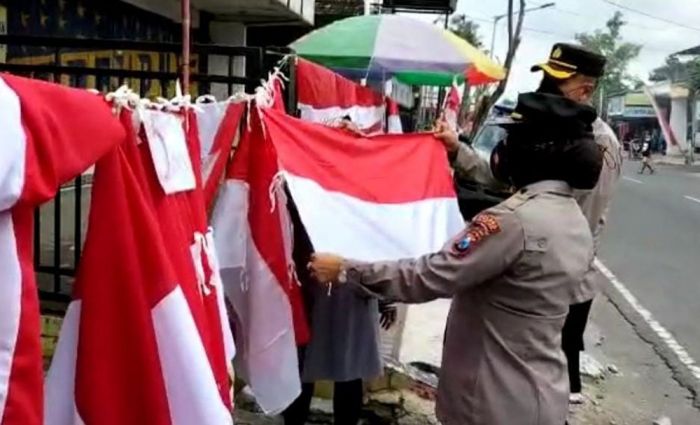 Polisi dan TNI Borong Bendera Merah Putih Pedagang Dadakan di Kota Blitar