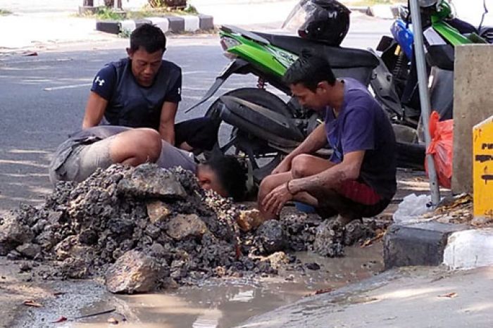 Perumda Air Minum Lamongan Gerak Cepat Tangani Pipa Bocor di Depan Rumdin Sekda