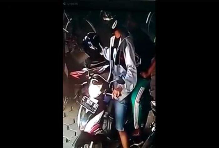 Maling Helm di Perpustakaan Umum Pamekasan Terekam CCTV