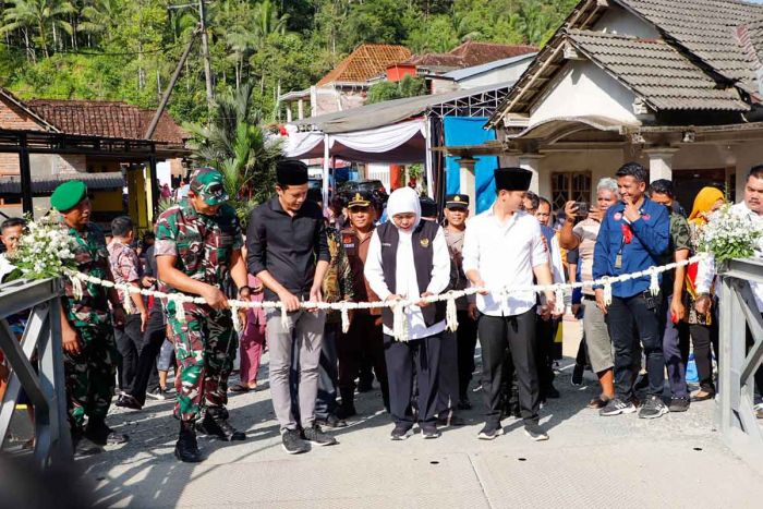 Gubernur Khofifah Resmikan Jembatan Mukus dan Bendoroto di Trenggalek