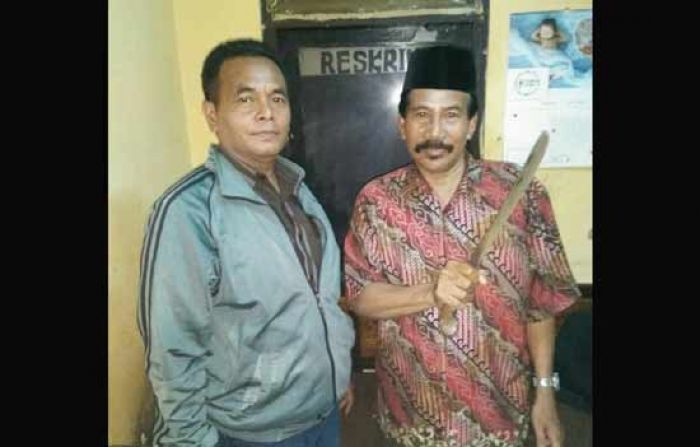 Mantan Kasi Pelayanan Umum Desa Sidokepung Ditangkap, Mondar Mandir di Balai Desa Bawa Golok