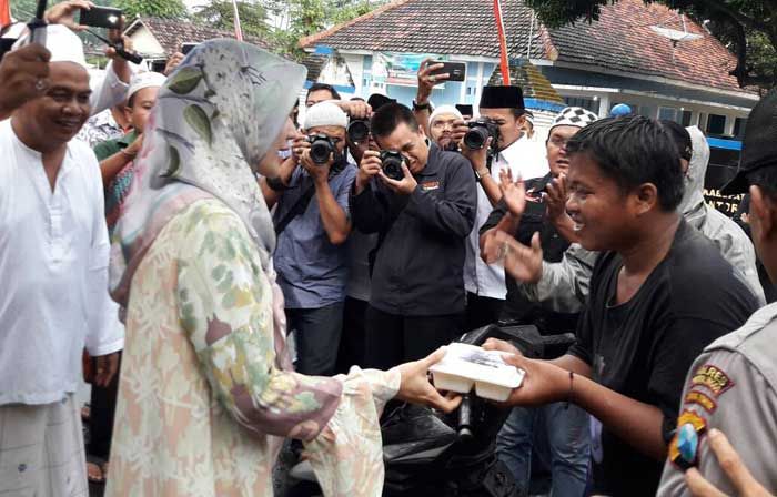 Berbaur dengan Masyarakat, Bupati Tantri Bagikan Ribuan Takjil