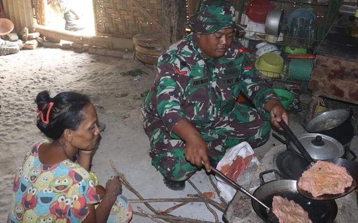 Satgas TMMD ke-122 tak Segan Blusukan Masuk Dapur Warga untuk Memasak