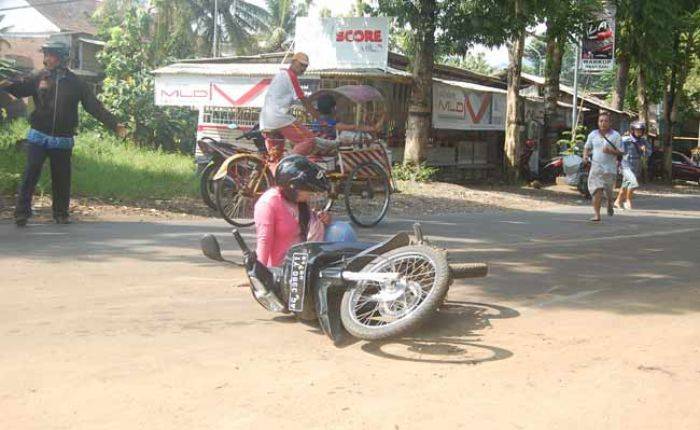 Terpeleset Bekas Lumpur, Puluhan Pengendara Motor Jatuh di Tikungan Jembatan Jagalan Trenggalek