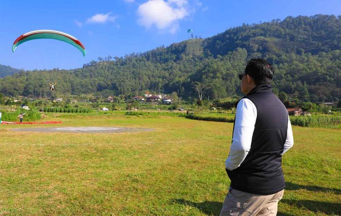 Ketika Pj Gubernur Jatim Rasakan Keseruan Paralayang di Kota Batu