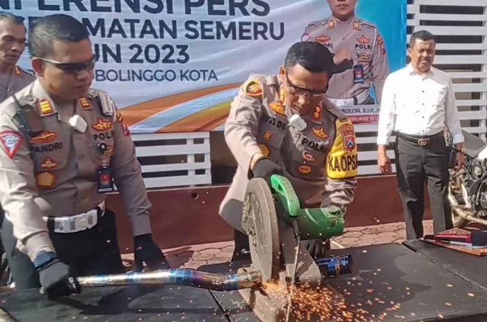 Polres Probolinggo Kota Musnahkan Puluhan Knalpot Brong dan Velg Ban Motor