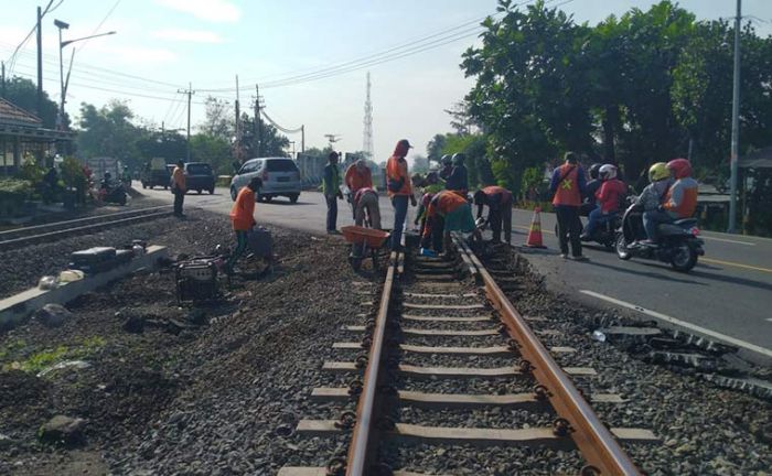 Perlintasan KA Diperbaiki, Hati-hati Jika Melintas dari Arah Saradan ke Caruban