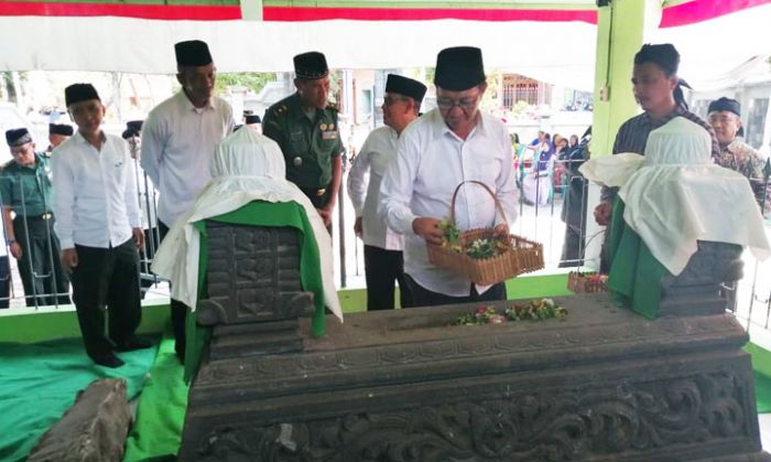 Hari Pahlawan, Bupati Tuban Ziarah ke Makam Leluhur