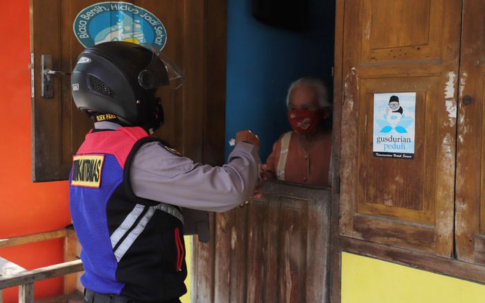 Daging Kurban Dibagikan Door to Door oleh Bhabinkamtibmas