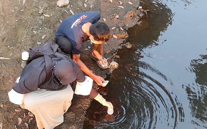 Sungai Kresek Diduga Tercemar Limbah, Aktivis Lingkungan Tes Lab Sampel Air