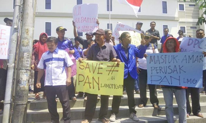 Tolak Wiji Sebagai Wakil Ketua DPRD, Pewakilan DPC PAN se-Lamongan Demo dan Segel Kantor DPD