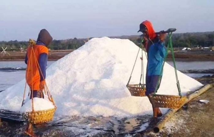 Menjelang Musim Kemarau Tiba, Petani Garam di Sumenep Cemas