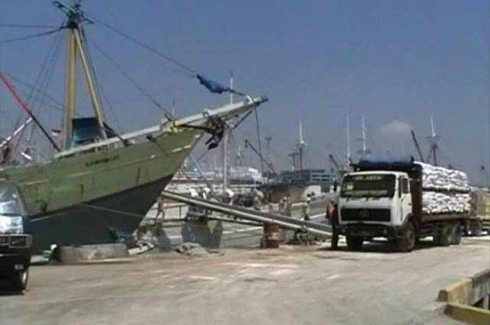 Cuaca Buruk, Ratusan Kapal Terdampar di Pelabuhan  Gresik