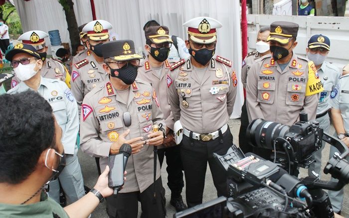 ​Kakorlantas Polri Tinjau Kesiapan Larangan Mudik di Pintu Tol Ngawi