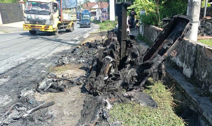 Pikap Muat AC dari Malang Hangus Terbakar di Blitar