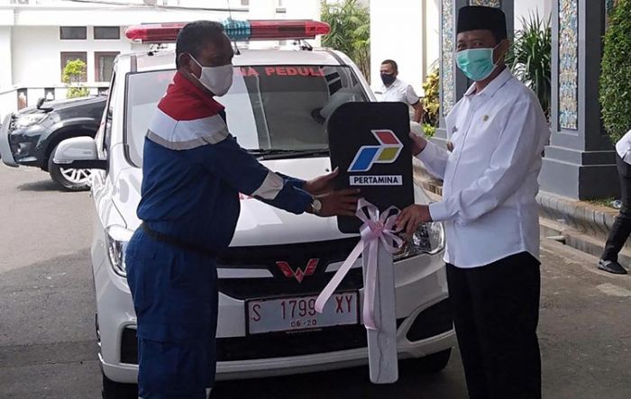 Pertamina Melalui ​NGRR Tuban Serahkan Satu Unit Ambulans ke Pemkab