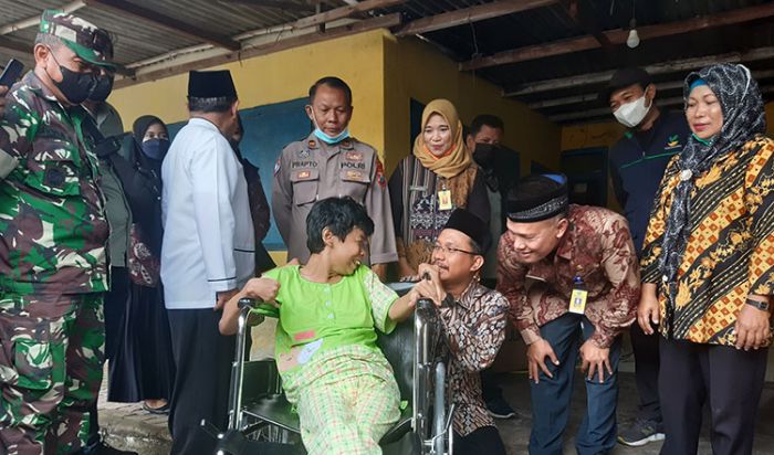 Blusukan, Bupati Sidoarjo Serahkan Bantuan ke Warga