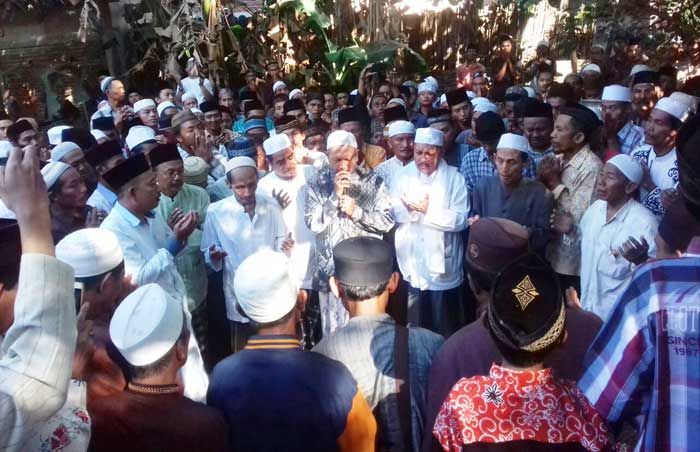 Ribuan Warga Situbondo antar Dr. KH. Mursyid Ramli ke Peristirahatan Terakhir