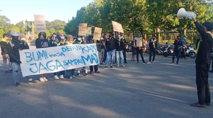 Hari Bumi, Mahasiswa dan PKSM Pamekasan Bagikan Takjil dan Bibit Pohon