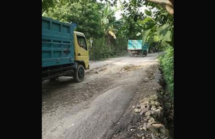 Tak Ada Kompensasi dari Pelaku Usaha Tambang, Jalan Desa Selopuro Ngawi Rusak Parah