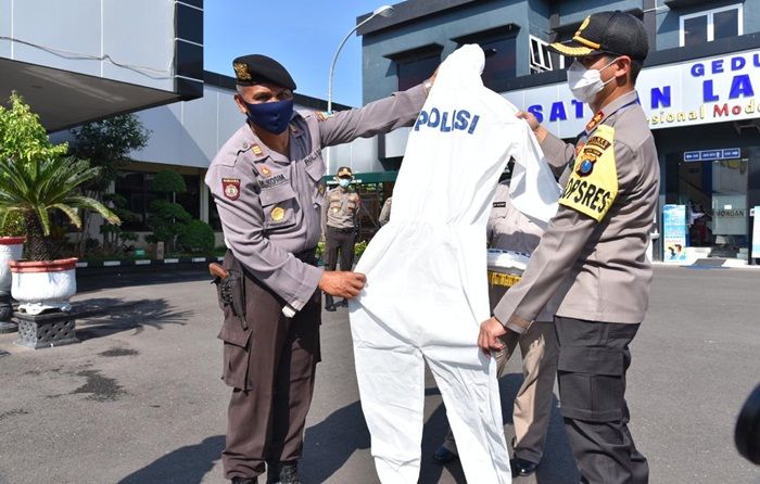 Jadi Garda Terdepan Cegah Covid-19, Kapolres Lamongan Bekali Anggota dengan APD